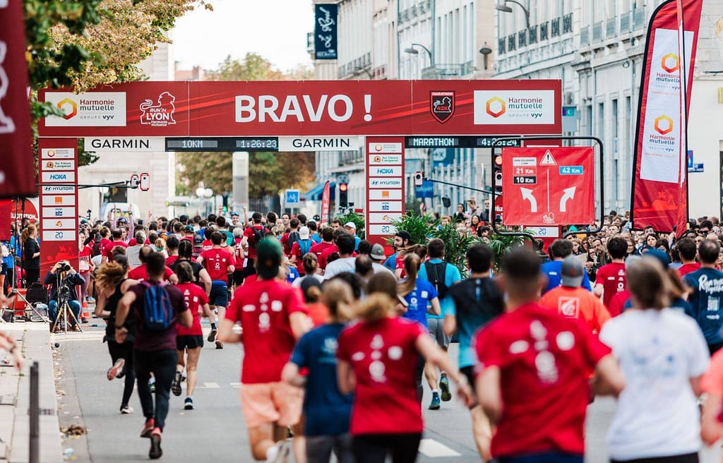 "Course vers la ligne d'arrivée : Instantanés du Run In Lyon"