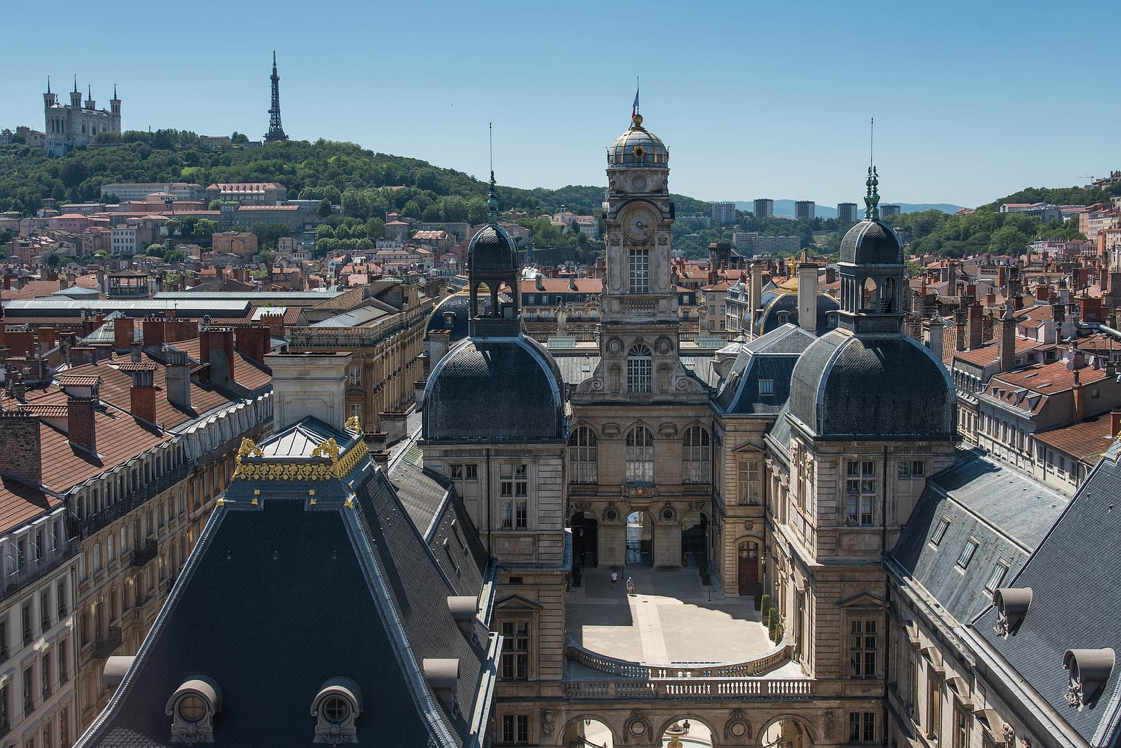 Le centre historique de Lyon, classé au patrimoine mondial de l’UNESCO, est un véritable joyau architectural, avec ses rues pavées et ses bâtiments en pierre qui témoignent de l’histoire riche de la ville.