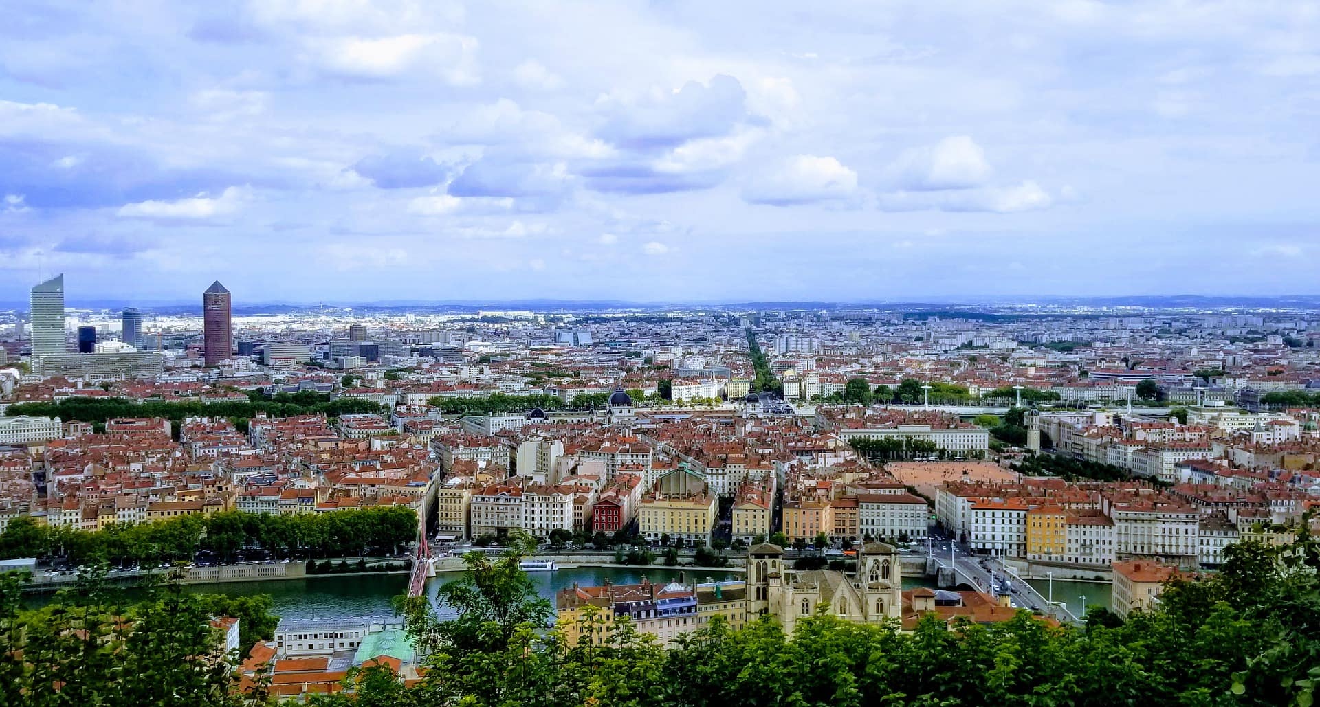 Lyon est une ville dynamique, historique, gastronomique et culturelle qui offre une expérience inoubliable à ses visiteurs.