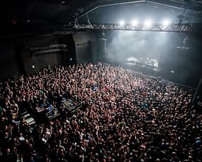 Vivez l’excitation des concerts live, où les mélodies résonnent dans les salles mythiques de la région.