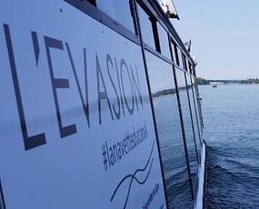 Offrez-vous une expérience unique et mémorable à bord de L’Evasion, où la magie de la navigation solaire se mêle à la découverte de la nature environnante.