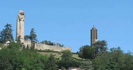 Que vous soyez un passionné de musique, un amateur d’histoire ou tout simplement en quête d’une expérience enrichissante, la Madone et le Carillon de Miribel sont des joyaux à ne pas manquer.